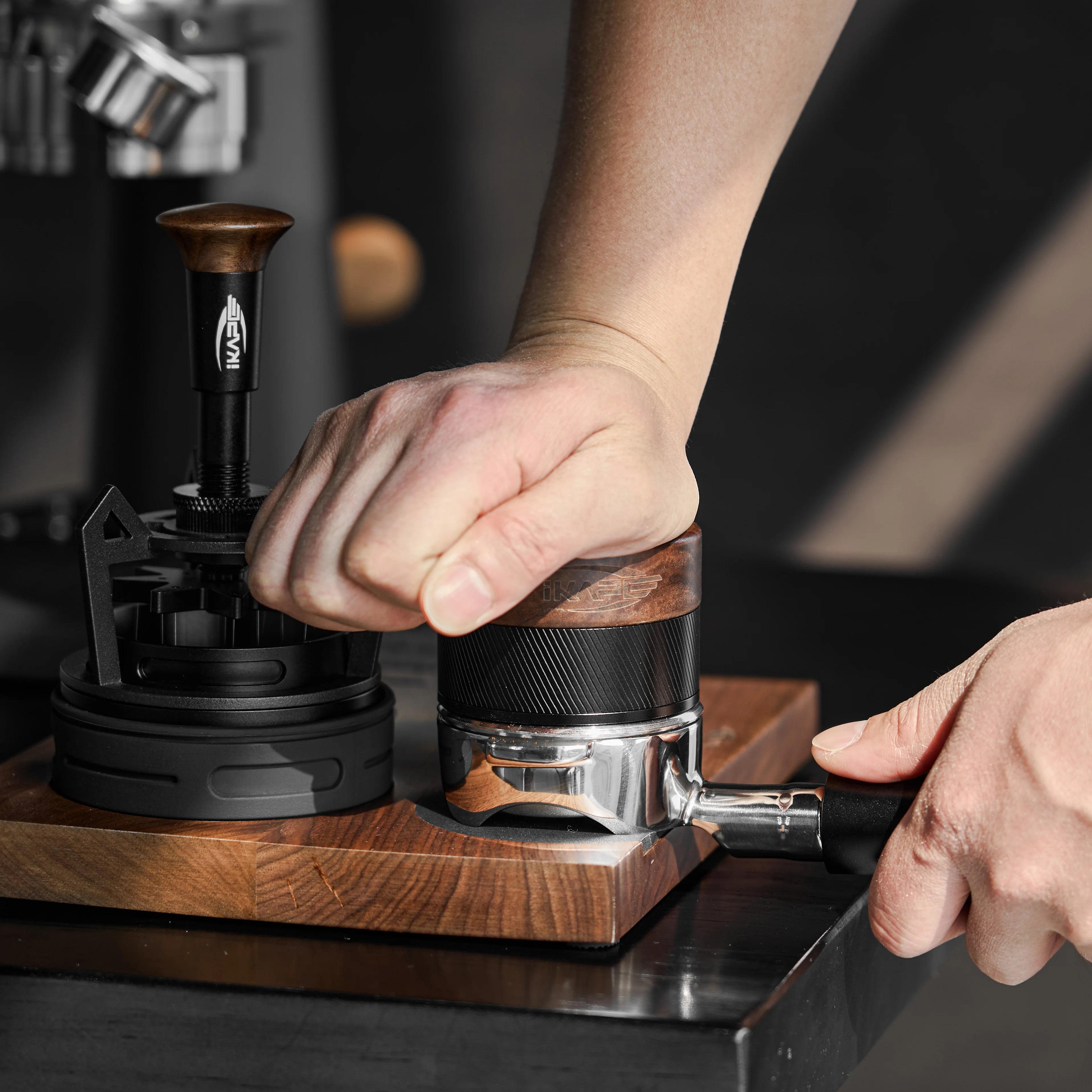 espresso tamper walnut handle 51mm — angle 4