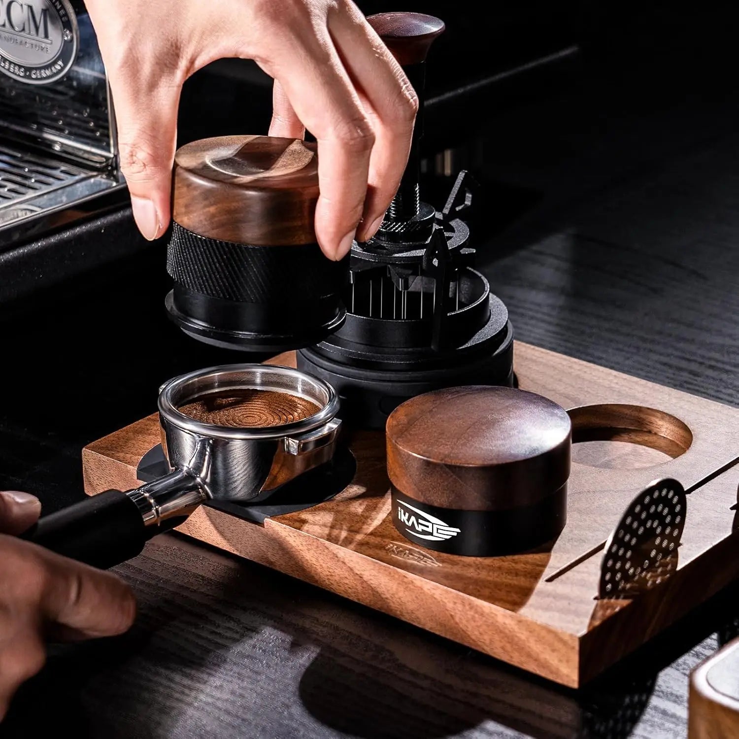espresso tamper walnut handle 51mm — angle 1