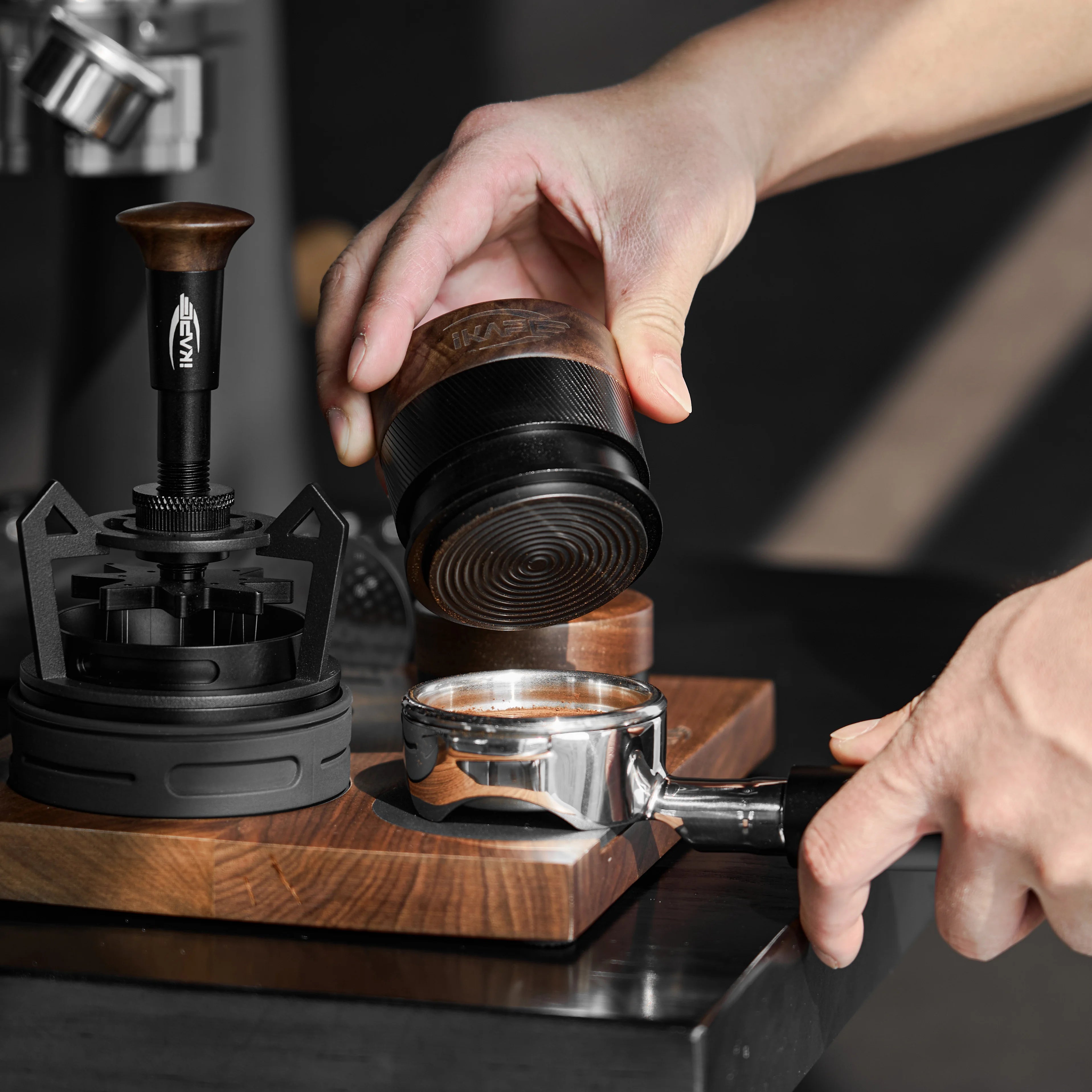 espresso tamper walnut handle 51mm — angle 2