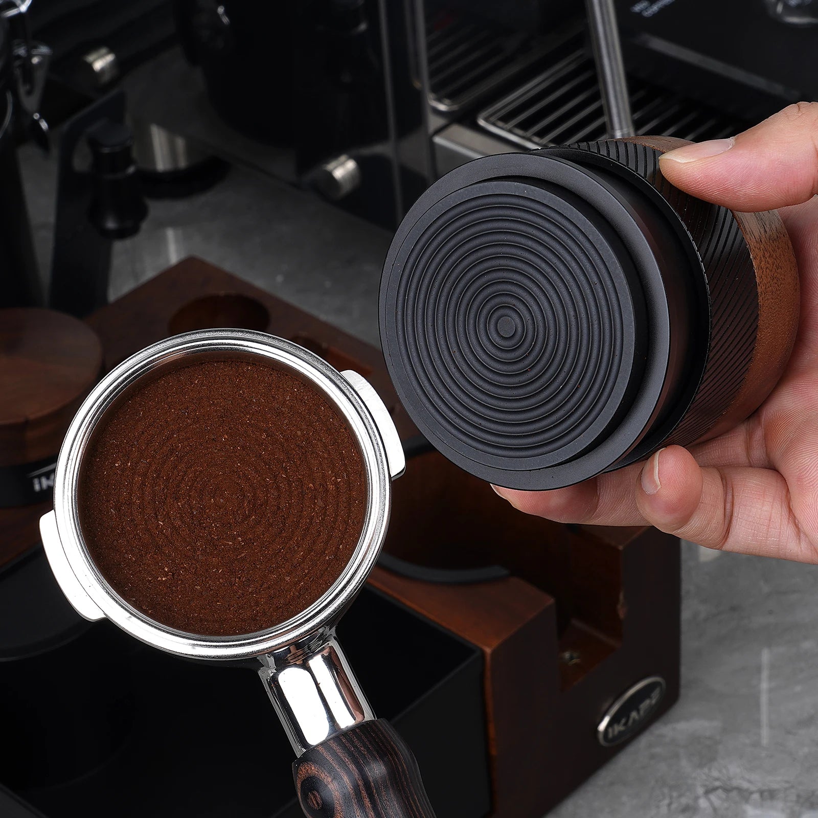 espresso tamper walnut handle 51mm — angle 3