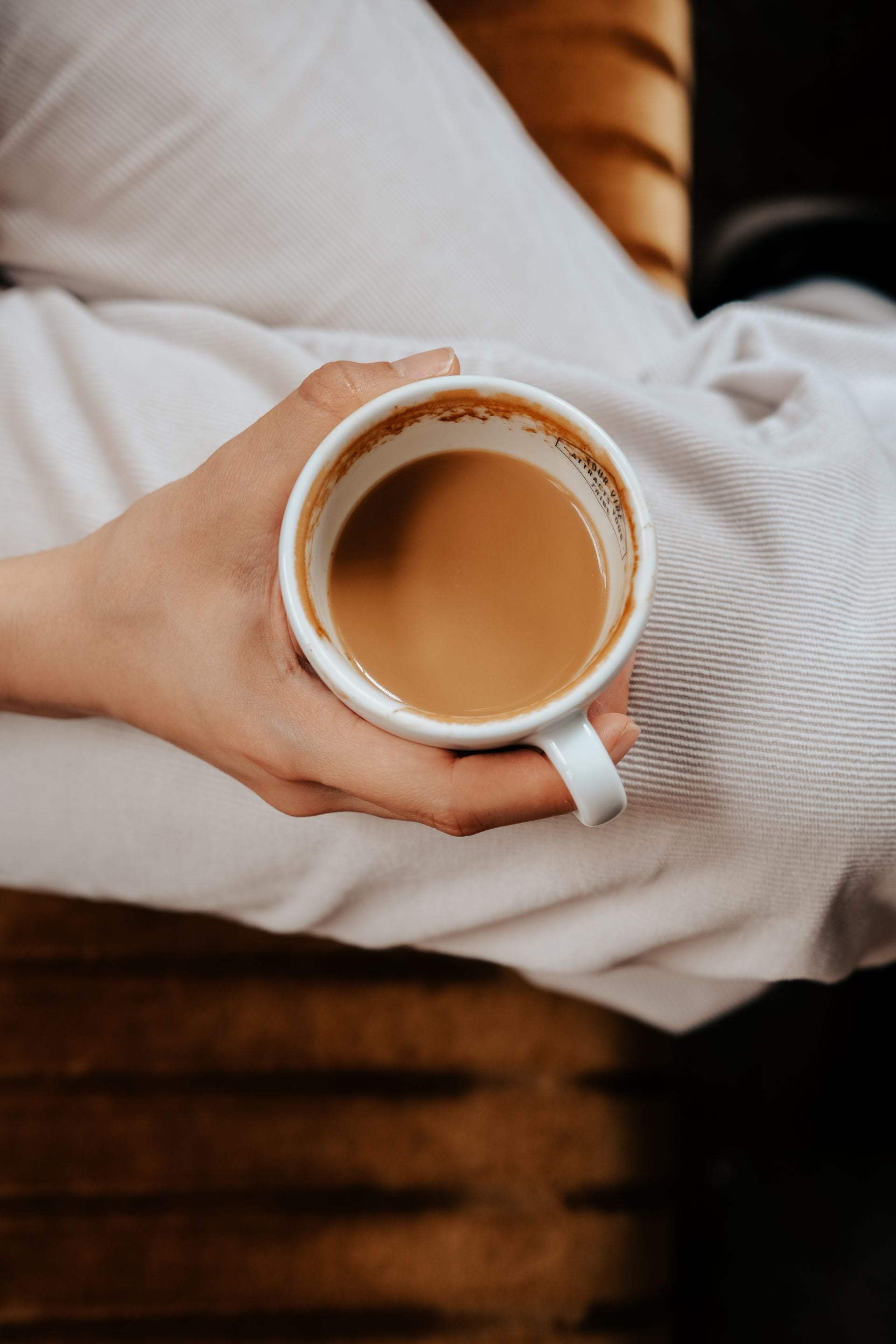 brille-about-hero-v2 — hands holding coffee cup landscape