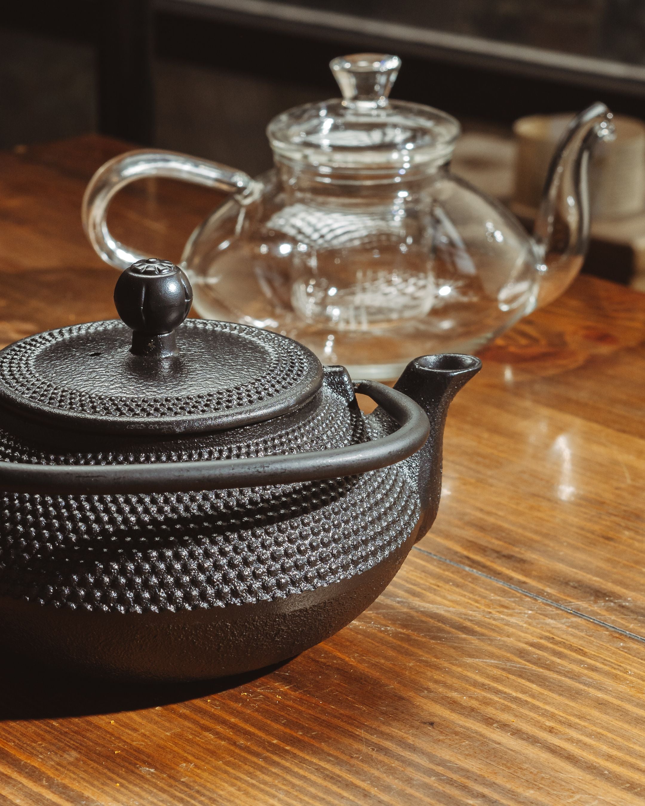 Cast iron teapot — angle 2