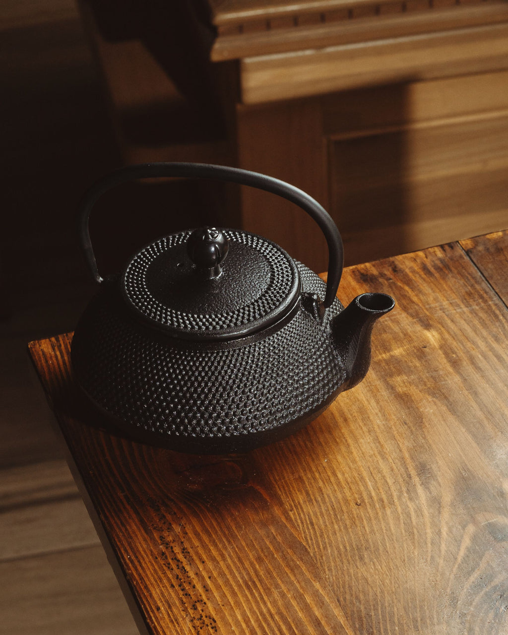 Cast iron teapot — angle 4