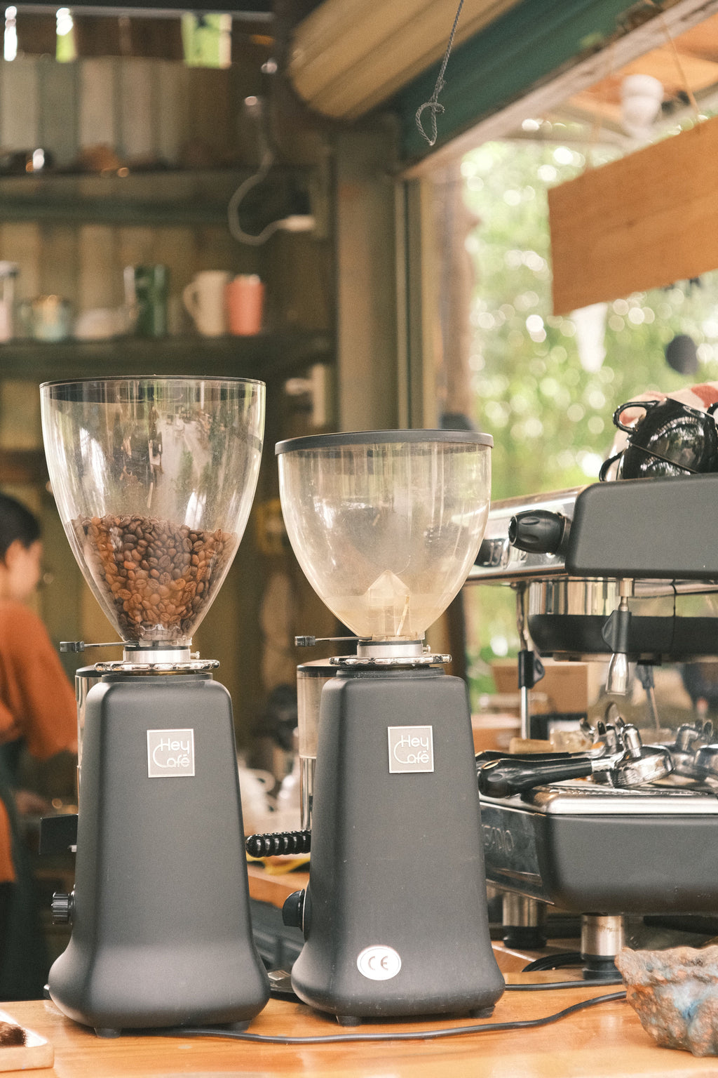 Hand burr grinder — angle 1