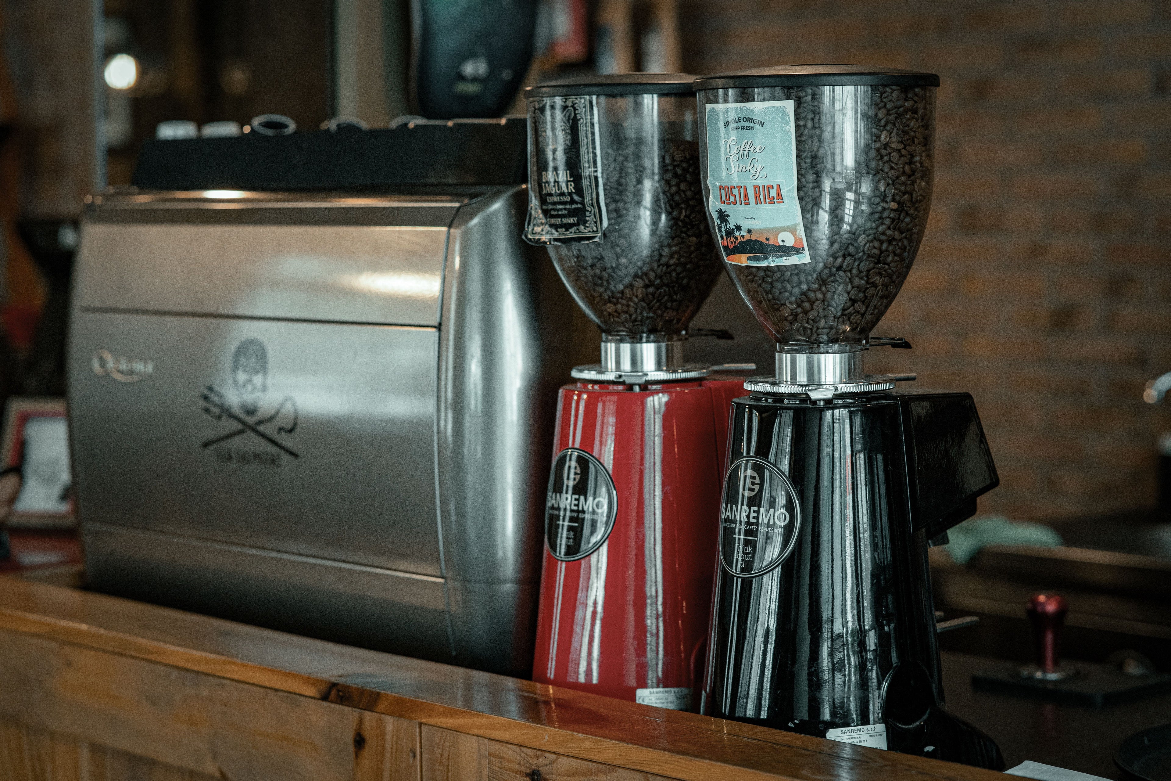 Hand burr grinder — angle 4