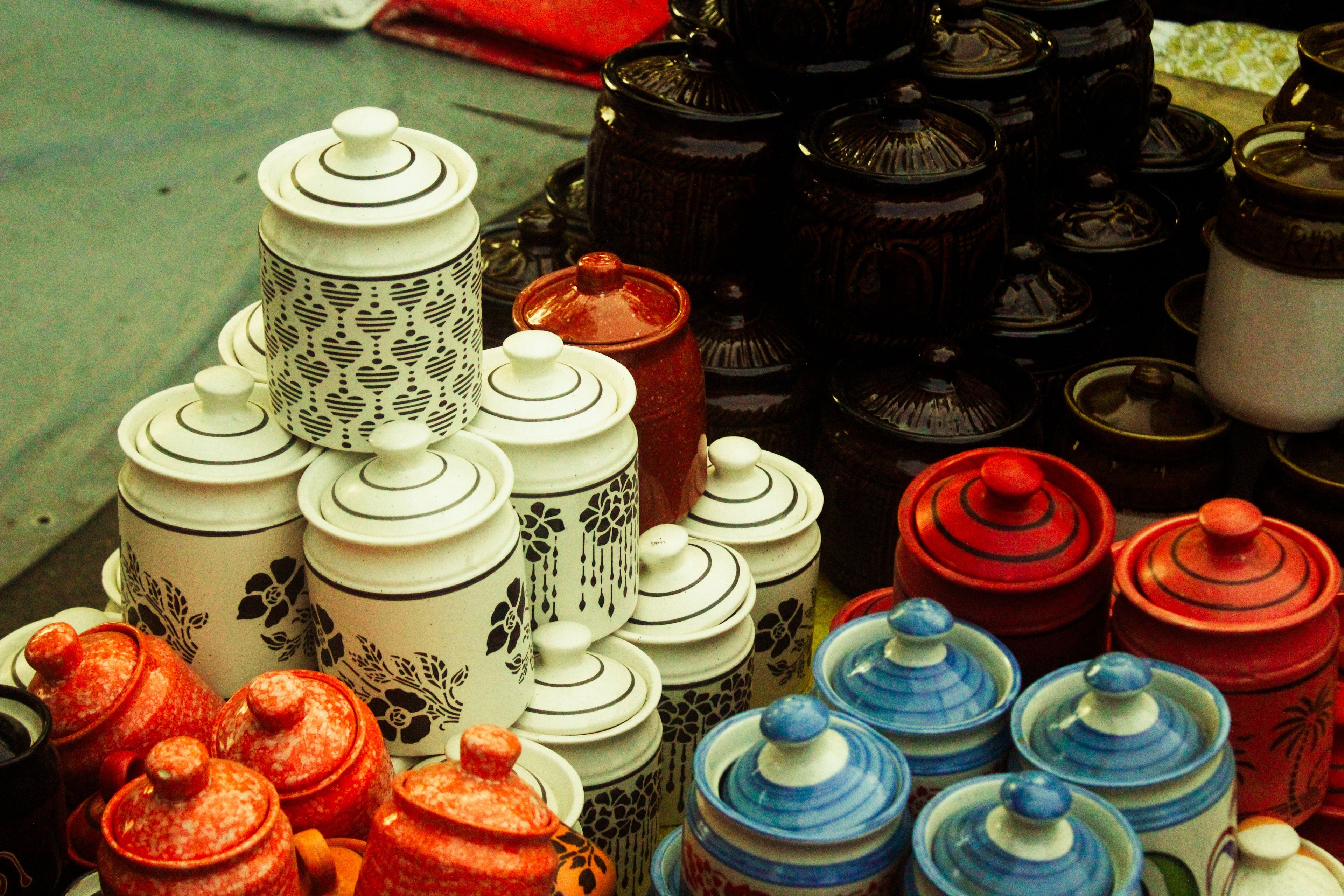 Ceramic tea caddy — angle 3