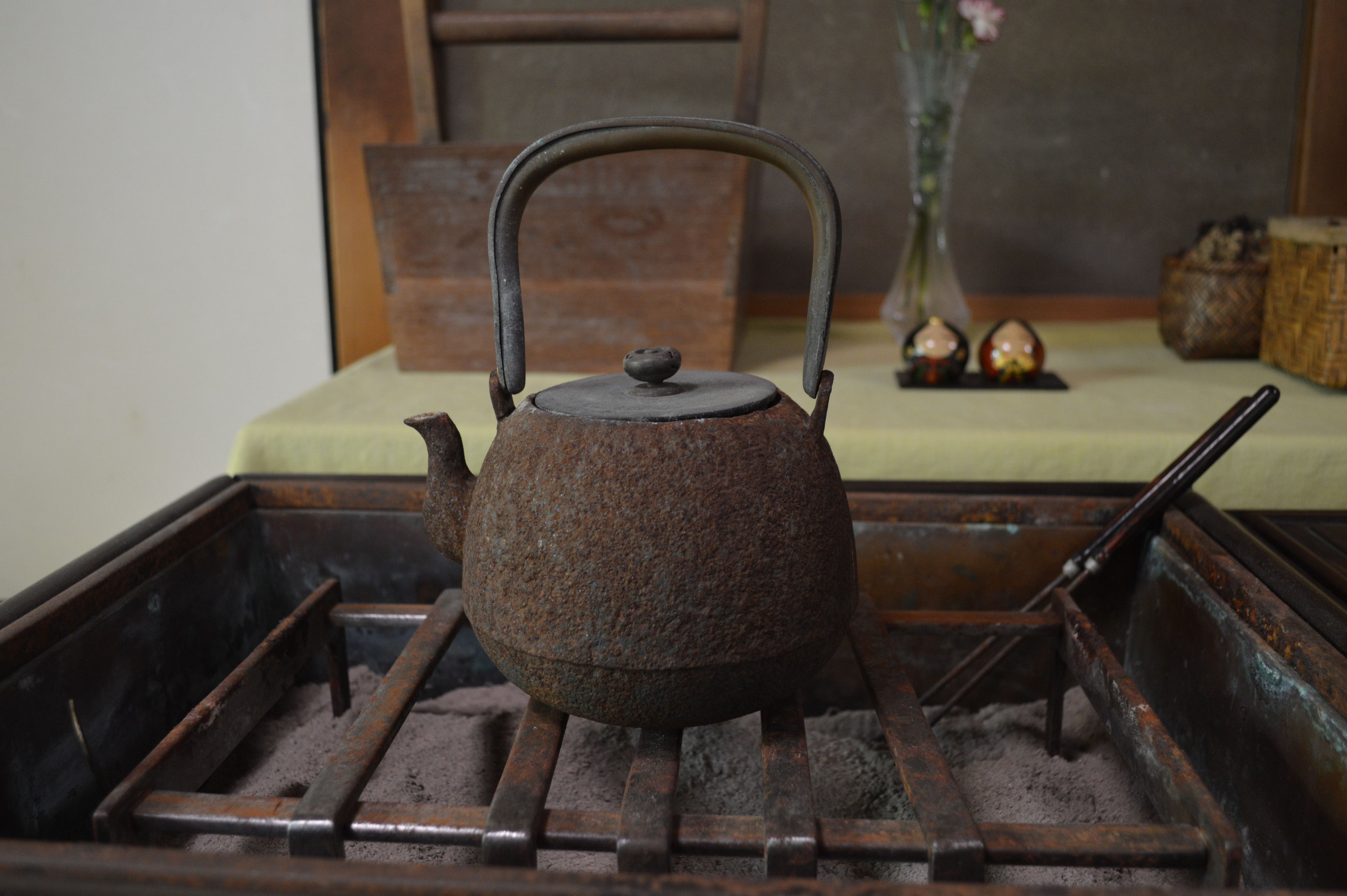 Cast iron teapot — angle 3