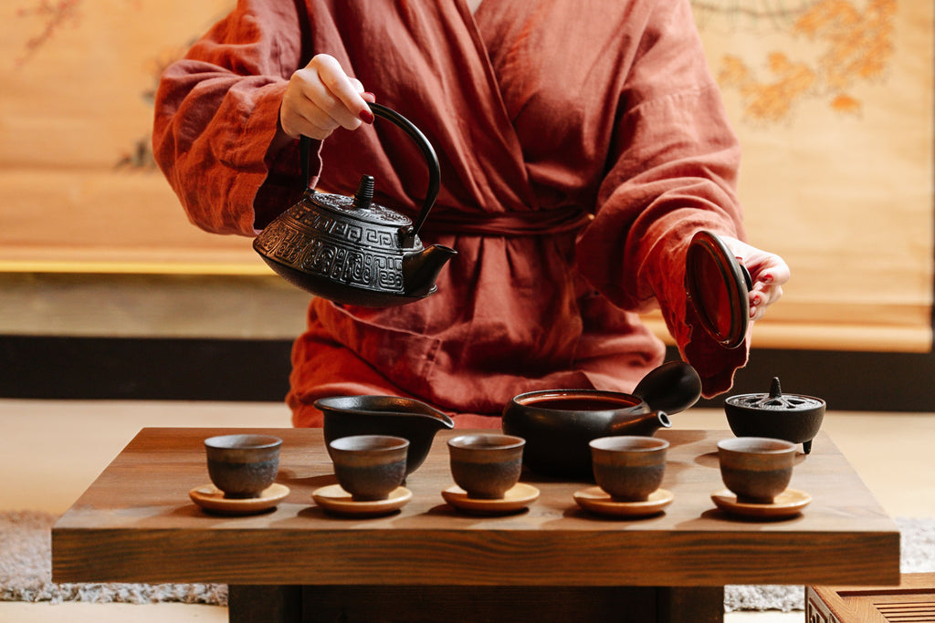 Iron kyusu pourer — angle 2